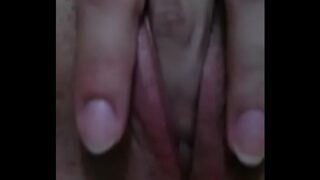 Novinha ejaculando de 18 na siririca buceta inchada